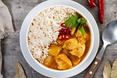 Massaman körisi ahşap masada. Geleneksel Tayland yemeği tarifi