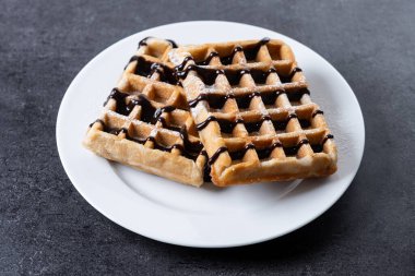 Siyah arka planda çikolatalı Belçika Waffle 'ları