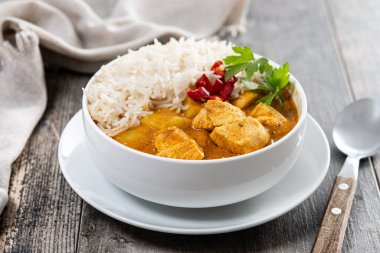 Massaman körisi ahşap masada. Geleneksel Tayland yemeği tarifi