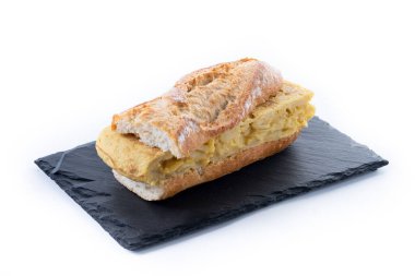 Beyaz arka planda izole edilmiş İspanyol patatesli omlet sandviçi.
