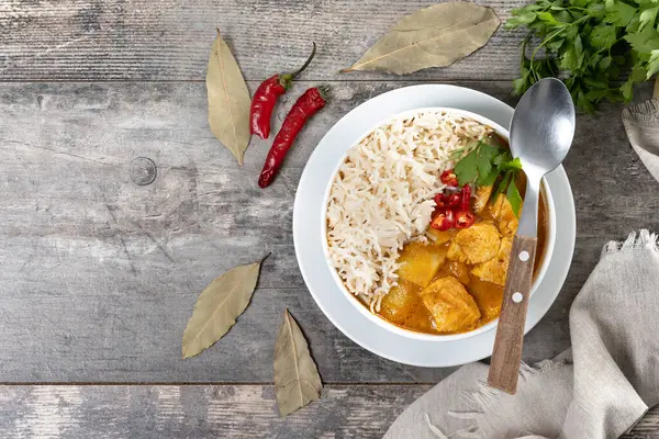 Massaman körisi ahşap masada. Geleneksel Tayland yemeği tarifi. Üst Manzara. Boşluğu kopyala