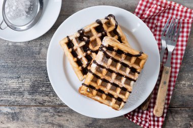 Tahta masada çikolatalı Belçika Waffle 'ı.