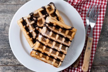 Tahta masada çikolatalı Belçika Waffle 'ı. Üst görünüm