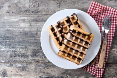 Tahta masada çikolatalı Belçika Waffle 'ı. Üst Manzara. Boşluğu kopyala
