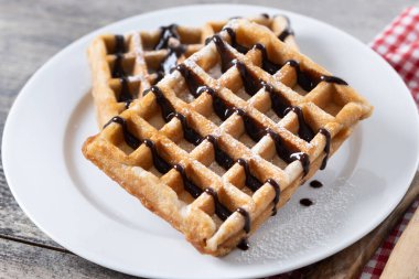 Tahta masada çikolatalı Belçika Waffle 'ı.