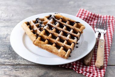 Tahta masada çikolatalı Belçika Waffle 'ı.