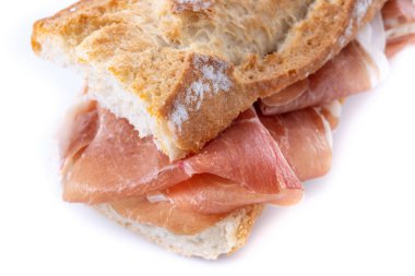 Beyaz arka planda izole edilmiş İspanyol jambonlu sandviçi. İspanyol Bocadillo de jamon Serrano