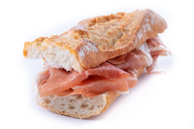 Beyaz arka planda izole edilmiş İspanyol jambonlu sandviçi. İspanyol Bocadillo de jamon Serrano