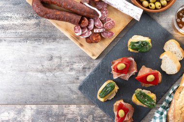 Geleneksel İspanyol pintxoları ahşap masada. Üst Manzara. Boşluğu kopyala