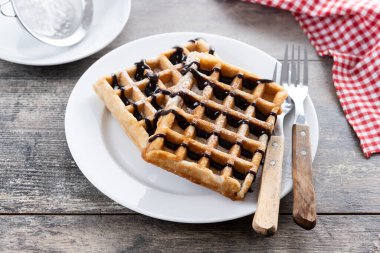 Tahta masadaki çikolatalı Belçika Waffle 'ları