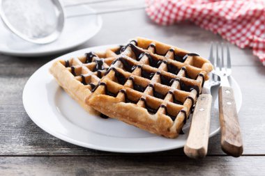 Tahta masadaki çikolatalı Belçika Waffle 'ları