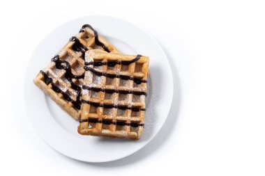 Beyaz arka planda çikolatalı Belçika Waffle 'ı. Üst Manzara. Boşluğu kopyala