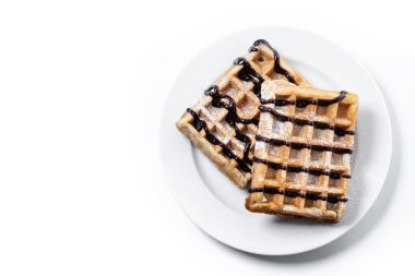 Beyaz arka planda çikolatalı Belçika Waffle 'ı. Üst Manzara. Boşluğu kopyala