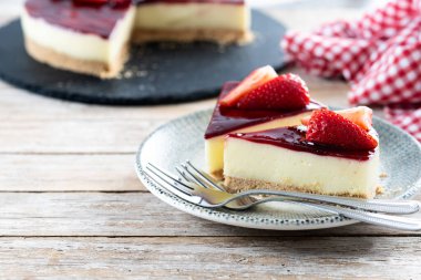 Tahta masada çilekli cheesecake dilimi