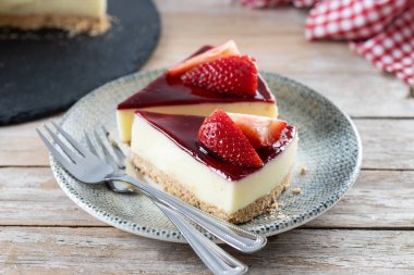 Tahta masada çilekli cheesecake dilimi