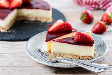 Tahta masada çilekli cheesecake dilimi