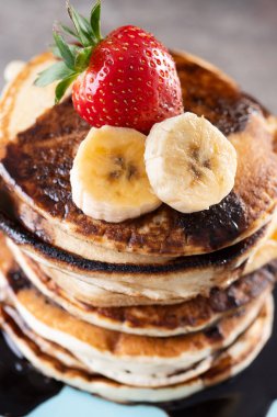Tahta masada çikolatalı ve meyveli krep. Kapat.