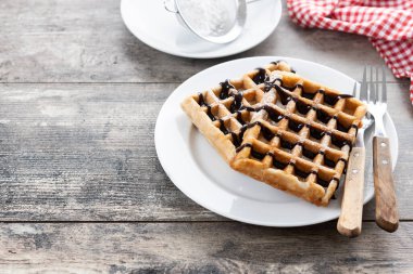 Tahta masada çikolatalı Belçika Waffle 'ı. Boşluğu kopyala