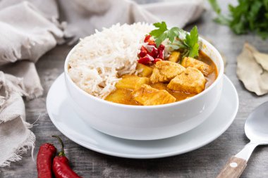 Massaman körisi ahşap masada kasede. Geleneksel Tayland yemeği tarifi.