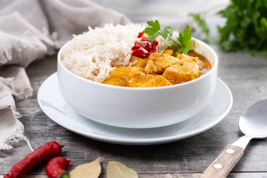 Massaman körisi ahşap masada kasede. Geleneksel Tayland yemeği tarifi.