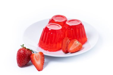 Beyaz arka planda izole edilmiş taze çilek jölesi.