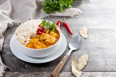 Massaman körisi ahşap masada kasede. Geleneksel Tayland yemeği tarifi. Boşluğu kopyala