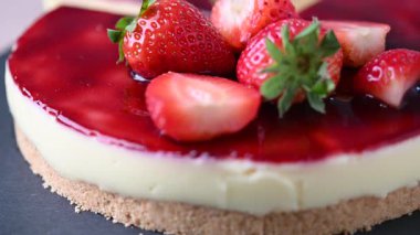  Çilekli bir dilim cheesecake.