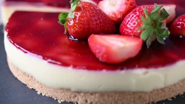  Çilekli bir dilim cheesecake.