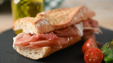 Tahta masada İspanyol jambonlu sandviç. İspanyol Bocadillo de jamon Serrano