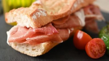 Tahta masada İspanyol jambonlu sandviç. İspanyol Bocadillo de jamon Serrano