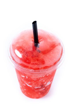 Beyaz arkaplanda kırmızı çilekli buzlu içecek izole edilmiş.