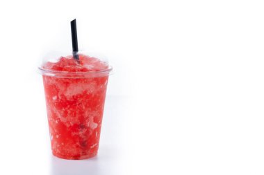 Beyaz arka planda kırmızı çilekli buzlu içecek izole edilmiş. Boşluğu kopyala