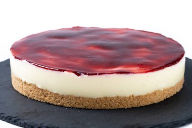 Beyaz arka planda izole edilmiş çilekli cheesecake dilimi.
