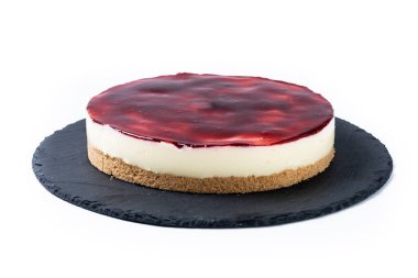 Beyaz arka planda izole edilmiş çilekli cheesecake dilimi.