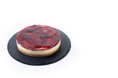 Beyaz arka planda izole edilmiş çilekli cheesecake dilimi. Boşluğu kopyala