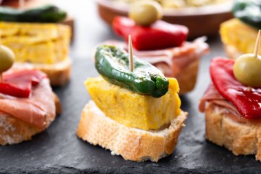 Geleneksel İspanyol pintxoları ahşap masada.