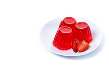 Beyaz arka planda izole edilmiş taze çilek jölesi.