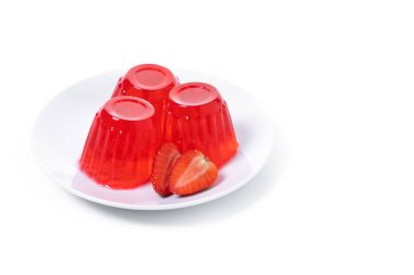 Beyaz arka planda izole edilmiş taze çilek jölesi.