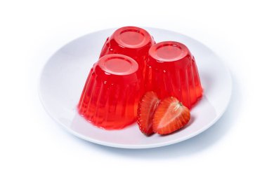 Beyaz arka planda izole edilmiş taze çilek jölesi.