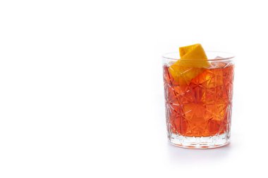 Beyaz arka planda turuncu karışımla süslenmiş Americano kokteyli. Boşluğu kopyala