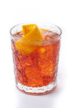 Beyaz arka planda turuncu karışımla süslenmiş Americano kokteyli.