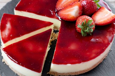 Tahta masada çilekli cheesecake dilimi
