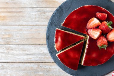Tahta masada çilekli cheesecake dilimi. Üst Manzara. Boşluğu kopyala