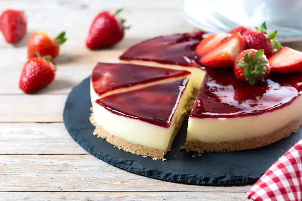 Tahta masada çilekli cheesecake dilimi