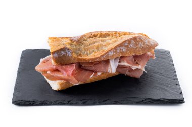Beyaz arka planda izole edilmiş İspanyol jambonlu sandviçi. İspanyol Bocadillo de jamon Serrano