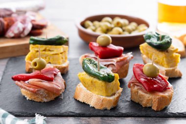 Geleneksel İspanyol pintxoları ahşap masada.
