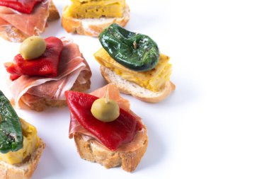 Beyaz arka planda izole edilmiş geleneksel İspanyol pintxoları. Boşluğu kopyala