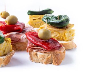 Beyaz arka planda izole edilmiş geleneksel İspanyol pintxoları. Boşluğu kopyala