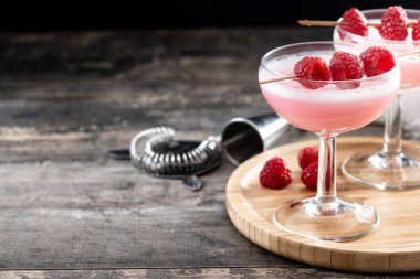 Tahta masada zarif bir Fransız Martini kokteyli. Boşluğu kopyala