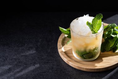 Siyah arka planda naneli kokteyl kokteyli. Boşluğu kopyala